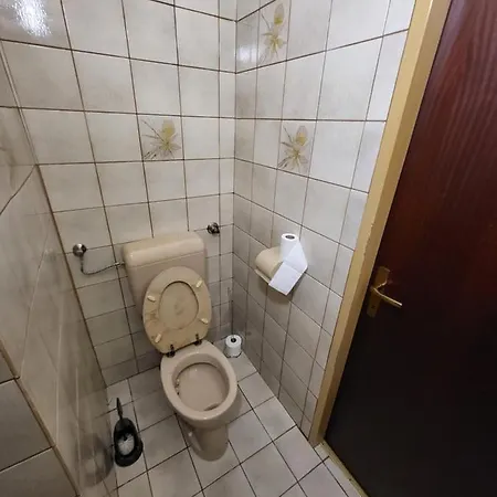 Monteurwohnung Fuer7-8 Personen アパート *